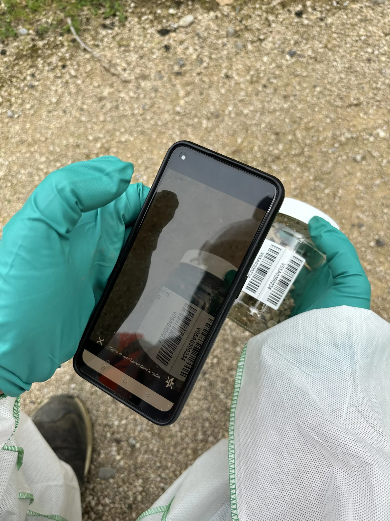 Un technicien remplit des flacons de prélèvement sur le terrain.